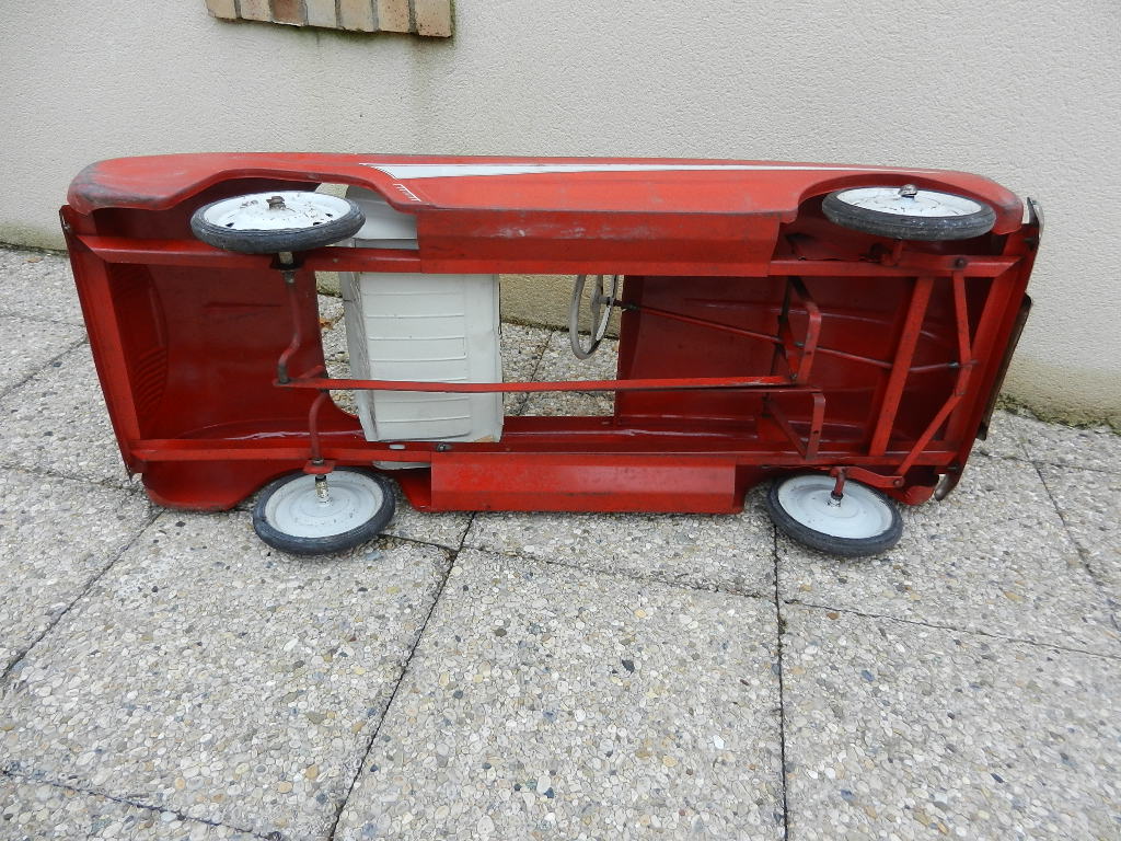 Voiture a pédales Renault Dauphine Devillaine – Image 10