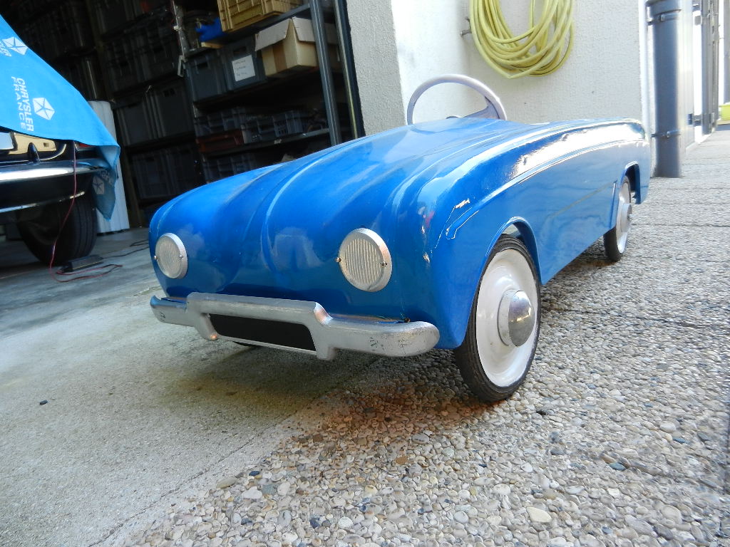 Voiture a pédales Renault Dauphine Devillaine frères