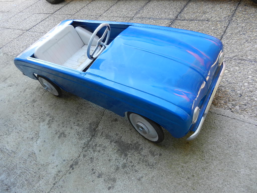 Voiture a pédales Renault Dauphine Devillaine frères – Image 2