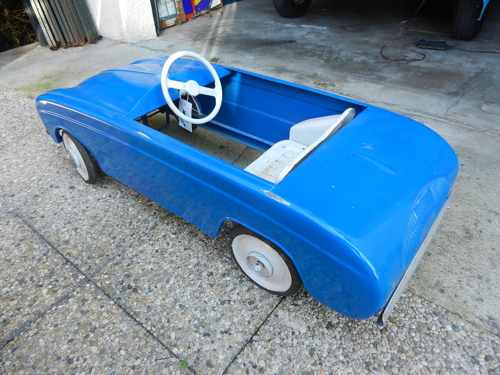 Voiture a pédales Renault Dauphine Devillaine frères – Image 11