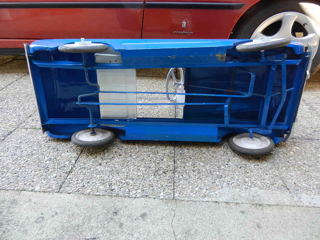 Voiture a pédales Renault Dauphine Devillaine frères – Image 10