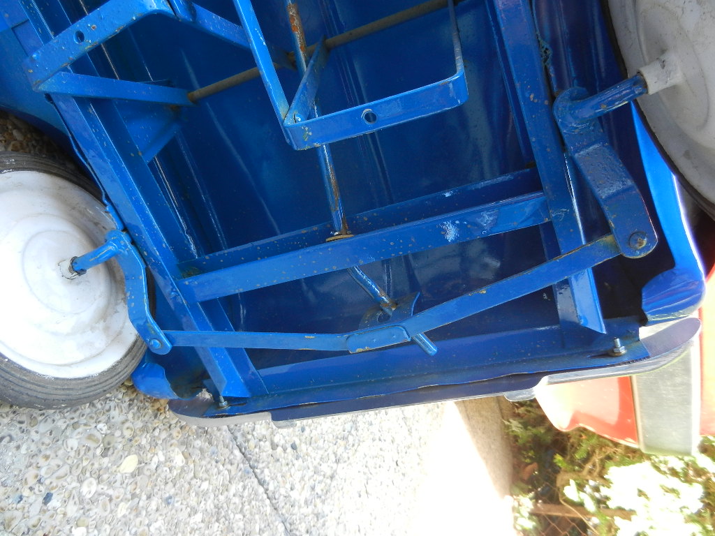 Voiture a pédales Renault Dauphine Devillaine frères – Image 8