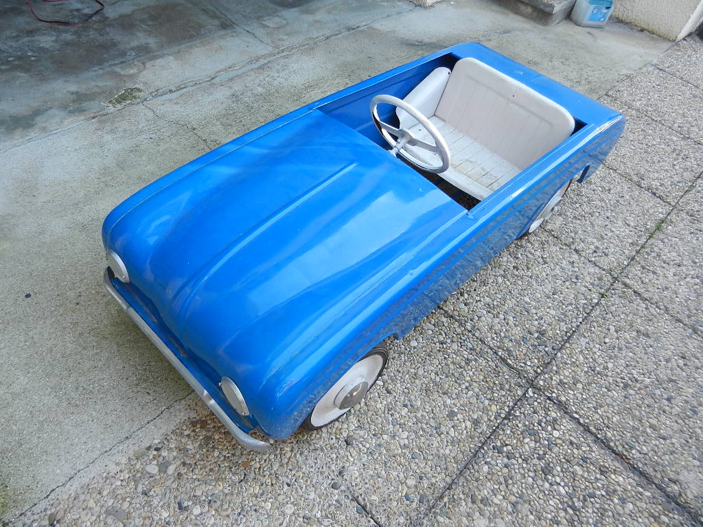 Voiture a pédales Renault Dauphine Devillaine frères – Image 3